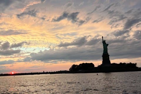 Private Yacht Sunset Cruise on the Hudson River and NYC Harbor