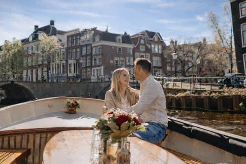 Private romantische Grachtenrundfahrt durch Amsterdam mit Sekt und Snacks