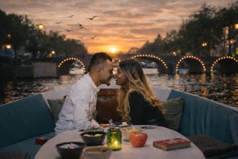 Amsterdam: Crociera privata romantica serale sul canale + Bolle / Snack