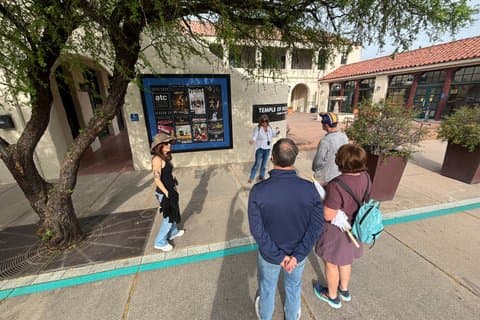 Mulheres selvagens do oeste passeio a pé em Tucson