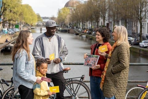 Privat familjevandring i Amsterdam med spel och pannkakor