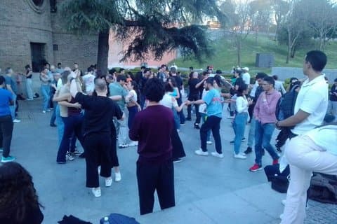 Dança Latina Danças nas ruas de Madrid durante o dia!