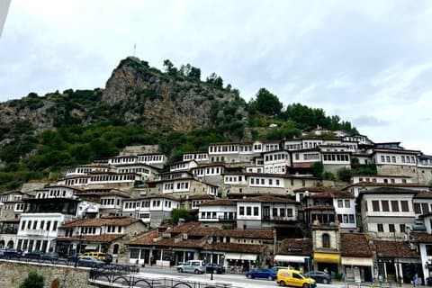 Excursão de um dia de Berat da Fortaleza dos Lagos de Durres e almoço tradicional