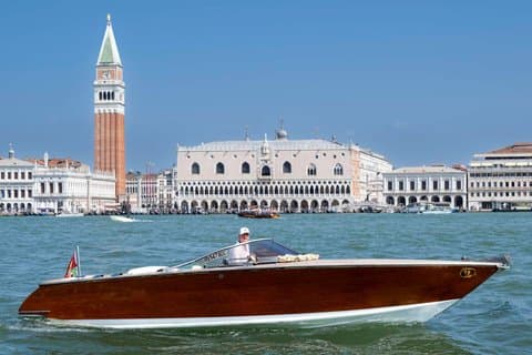 Private tour of Venice islands with vintage wooden speedboat