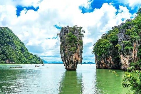 Isla privada James Bond en barco grande con canoa en la cueva del mar