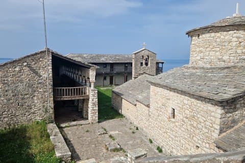 Desde Saranda : Excursión de un día al monasterio de Butrint St. George y Blue Eye