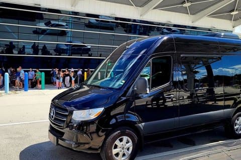 Transfer vom Flughafen Miami zum Hotel oder Port Miami. Bis 11 Personen.