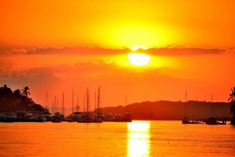 Navigazione al tramonto su una barca a vela classica a Jaco e Herradura