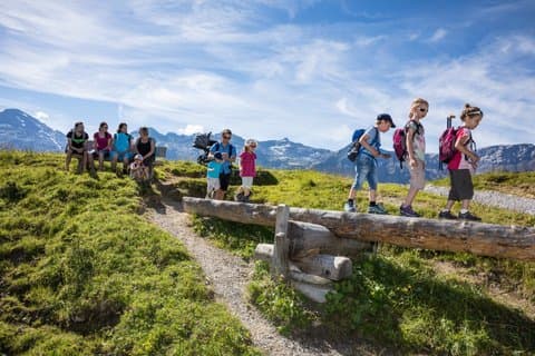Sentiero delle marmotte di Betelberg con postazioni di gioco interattive.