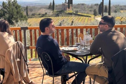 Degustación clásica de vinos toscanos y productos típicos.