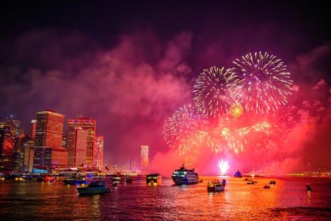 7月4日オープンバー、ビュッフェ、ライブ音楽付き花火クルーズ