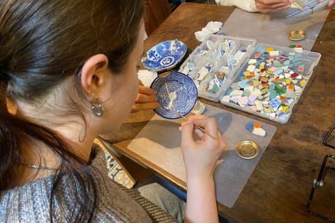 Handen op moderne Kintsugi met een Japanse traditie in het Engels