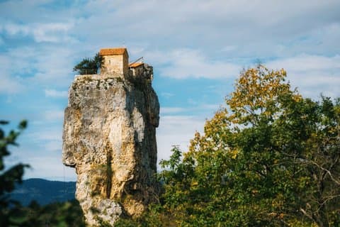 Excursión al pilar de Katskhi Chiatura y al convento de Mgvimevi desde Kutaisi