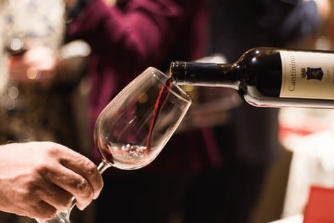 Chianti-wijnproeverij in kasteel Sonnino. Keramiek van Corsini.
