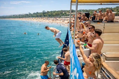 Festa de barco para a praia com paradas de natação, DJ e Open Bar