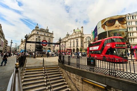 Rejser til Piccadilly Circus Station