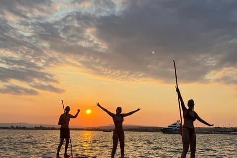 Paseo en paddle surf al atardecer en Syracuse con aperitivo.
