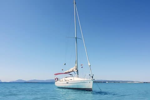 Escursione privata di un giorno intero in charter a Ibiza e Formentera