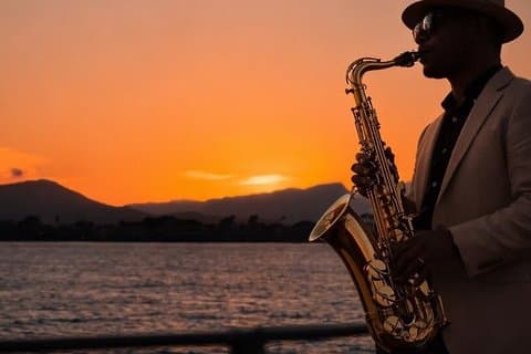 Cocktail- en jazzavond in Hyères op het strand van Badine.