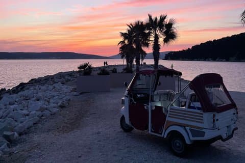 Split Romantische Tuk Tuk Nachtrit met Fles Wijn