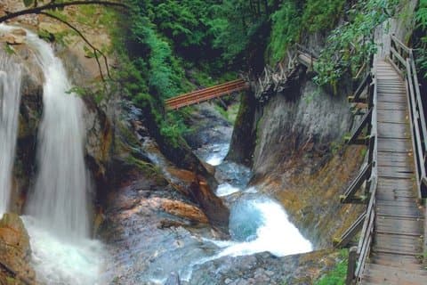 スイス・アルプス・ディスカバリー渓谷の地下湖とワイン