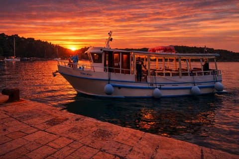 Crucero al atardecer por Cavtat con bandeja fría y bebidas
