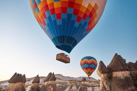 ギョレメ&フェアリー・チムニーズ上空の日の出熱気球飛行