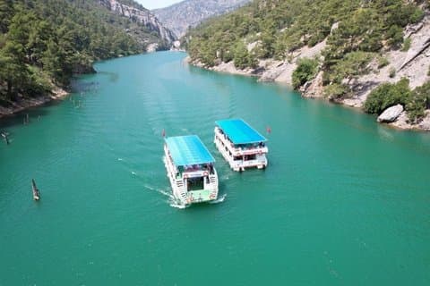 Tour en barco por el Cañón Verde y el Lago Verde con almuerzo y refrescos