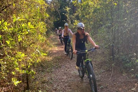Aventura de bicicleta de montanha em Valle de Bravo com um guia local.