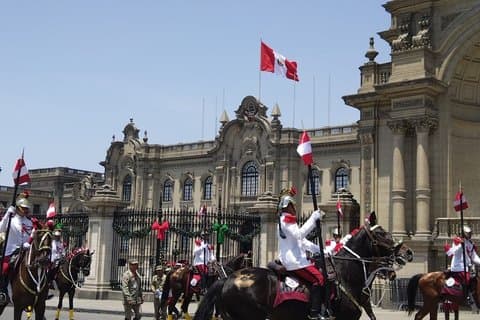 Excursão pela cidade de Lima com transporte incluído: Explore o centro histórico.