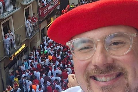 VIP San Fermin: Private Balcony & Luxury San Sebastian Transfer