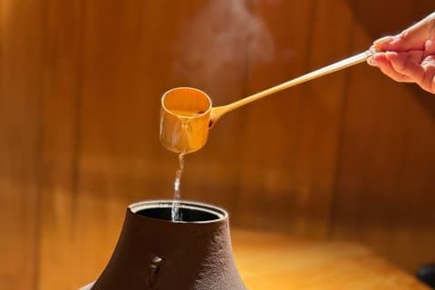 Oculto Kura Meditativo Matcha Ritual y Chocolate Crudo Maridaje