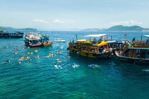 Nha Trang Boat Tour Snorkeling Floating Bar Party y barbacoa de mariscos