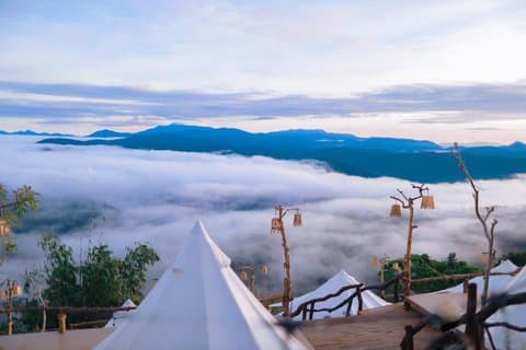 Da Lat vroege ochtend wandeltocht met zonsopgang en wolken uitzicht op zee