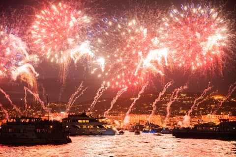 Marina Baie des Anges Het avonddinerfestival Pyro de Cannes