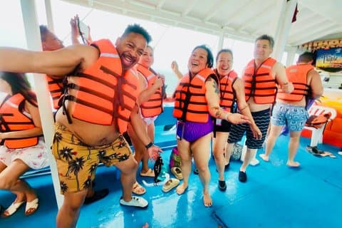 Boracay Island Hopping : Buffet & Swim w/ Fish | Opt : Cueva de Cristal
