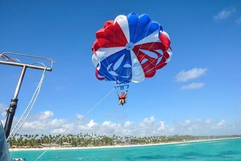 Passeio de parasailing em Punta Cana com transporte gratuito.