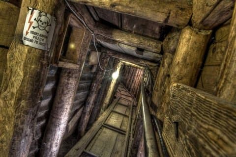 Tour de guerra de asedio de Sarajevo | Túnel, pista de trineo Bobsled y cementerio judío