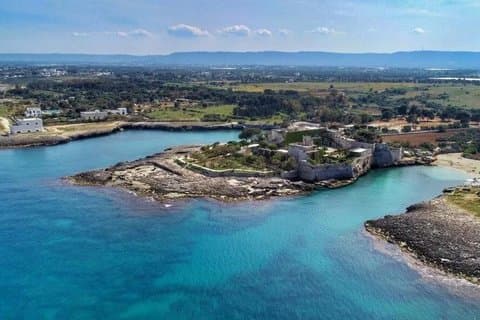 Visita guiada ao Castelo de Santo Stefano com parada para nadar.