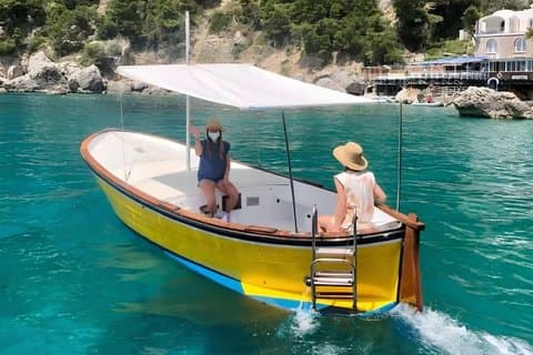 Privat Capri Gozzo-tur med eksklusiv skipper og svømmestopp