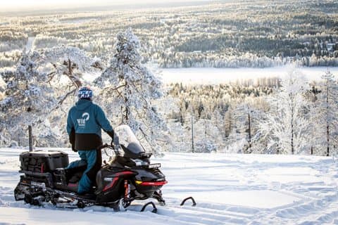 Spændingen ved snescooterkørsel kun for voksne