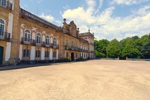 Green Wine Tour Tasting, Lunch and Palace Visit
