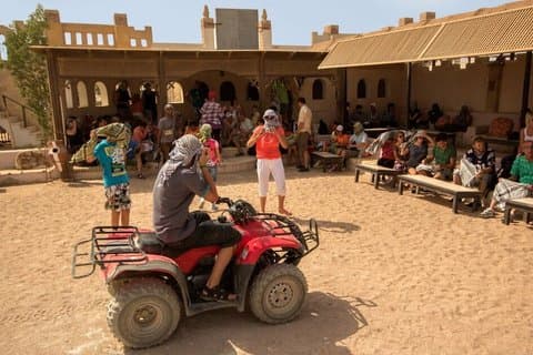 3 timers Desert Quad Biking og Bedouin Village med kamel ridning