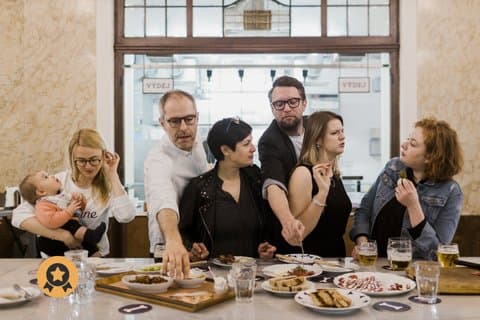 Praga Mangia, sorseggia e fai amicizia con il tour del cibo di Taste of Prague