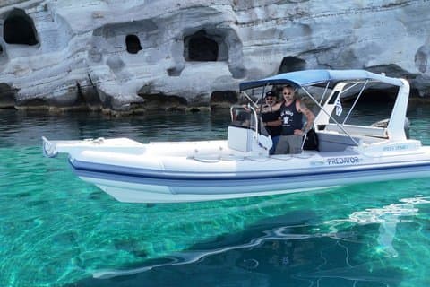 ミロス島でのクレフティコとサラキニコを巡るプライベートボートツアー