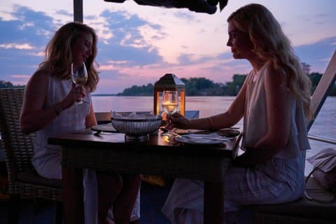 Standaard cruise bij zonsondergang