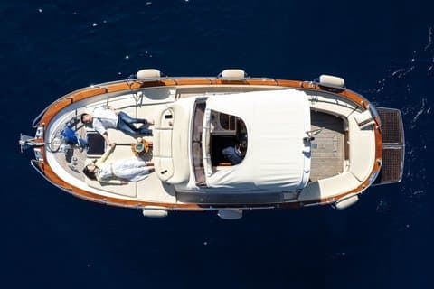 Dreistündige private geführte Tour durch Capri mit einem luxuriösen Gozzo-Kajütkreuzer