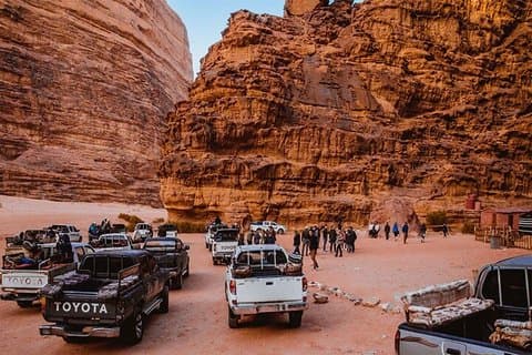 Tour privato di Wadi Rum e Petra di un'intera giornata dal valico di frontiera di Wadi Araba