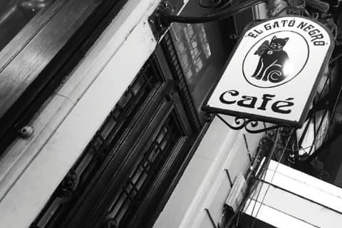 Middag for 2 på El Gato Negro Notable Bar i byen