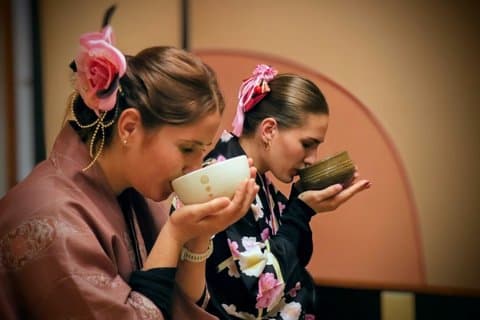 Lernen Sie Zen der Teezubereitung Matcha,enjyoing Wagashi / Osaka Castle
